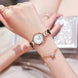 Reloj CURREN 9089 para mujer, oro rosa con esfera blanca puesto en la muñeca