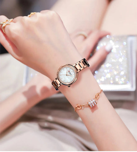 Reloj CURREN 9089 para mujer, oro rosa con esfera blanca puesto en la muñeca